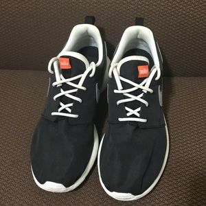 FINAL PRICE 🎉 Navy Nike Shoes